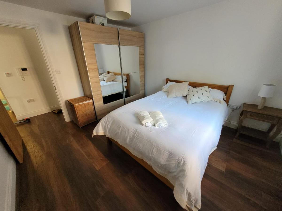 Comfortable Two Bedroom Modern Apartment Лондон Екстер'єр фото