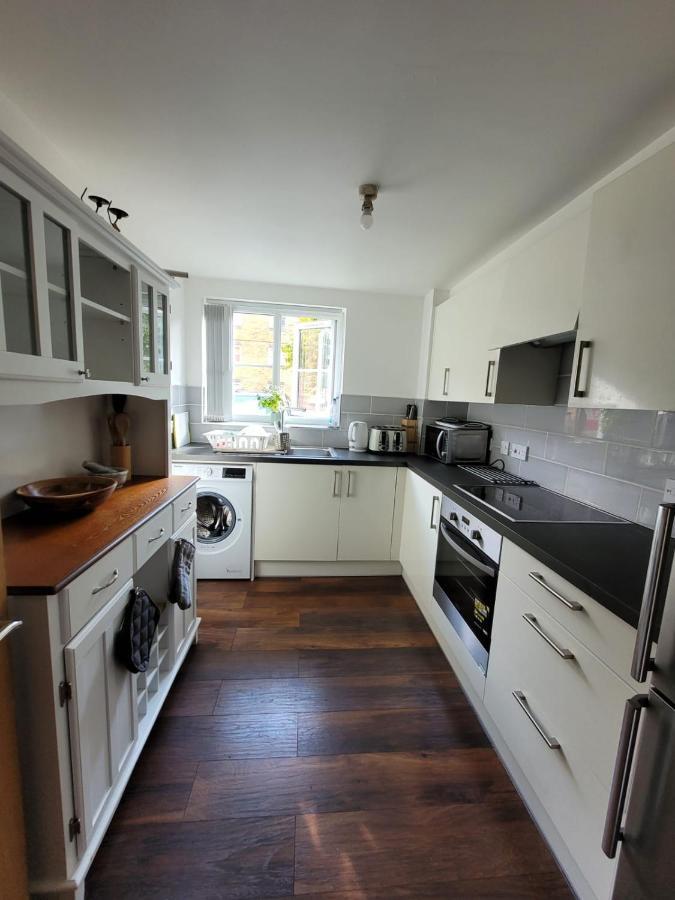 Comfortable Two Bedroom Modern Apartment Лондон Екстер'єр фото
