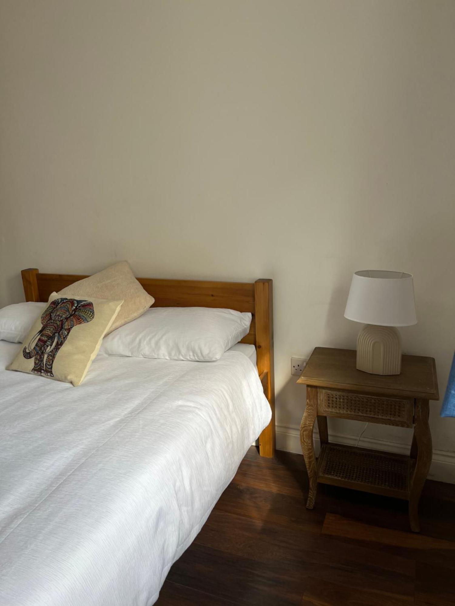 Comfortable Two Bedroom Modern Apartment Лондон Екстер'єр фото